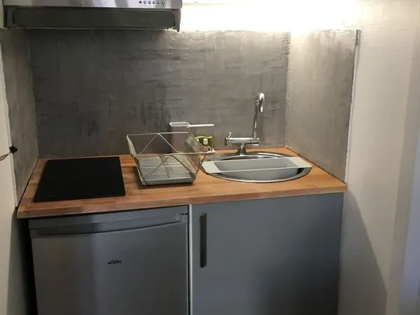 Studio 22m² refait à neuf il y a 3 ans, plein coeur quartier Bouffay situé au 11 rue de L'EMERY