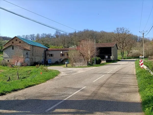 VAREN ,FERME AVEC DEPENDANCES ET TERRAIN CONSTRUCTIBLE