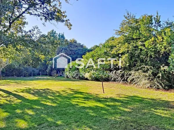 Terrain constructible de 906 m² avec une emprise au sol autorisée de 235 m²