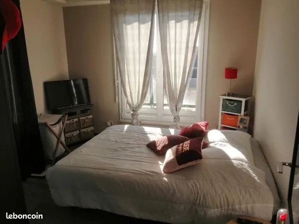 Appartement F2 très lumineux (sans vis-à-vis) dans un petit immeuble en centre-ville proche des comm