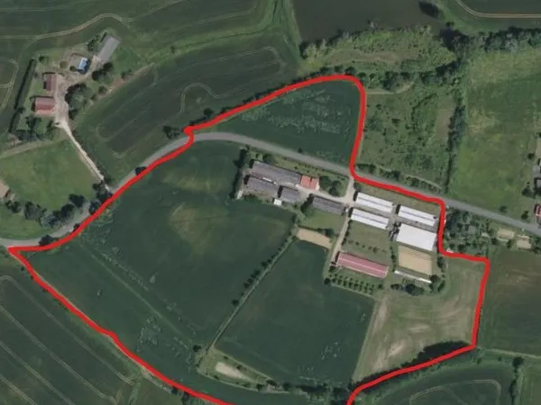 Exploitation agricole avec maison et batiments d'élevage
