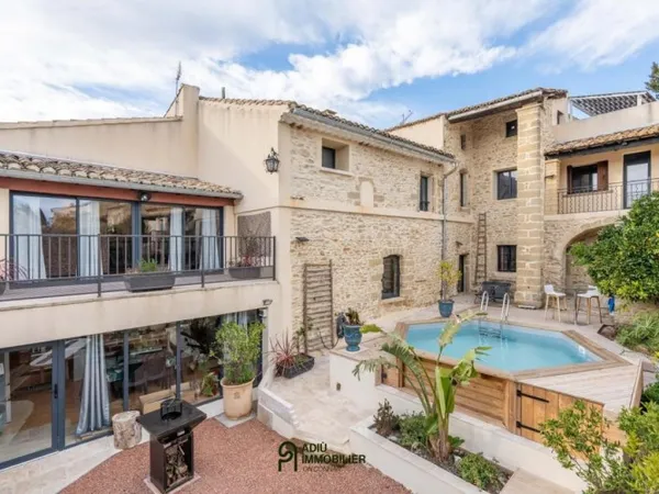 Proche d'Uzès, charmant ensemble immobilier avec cour et piscine