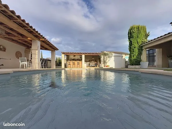 Viila T4 Aubagne Quartier Napollon de plain-pied avec piscine et studio indépendant