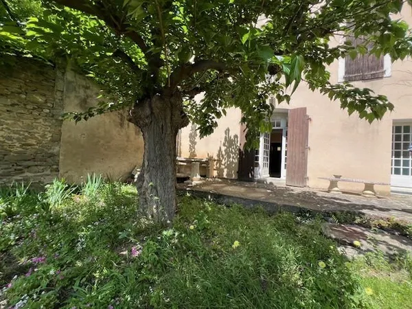Maison de maitre avec jardin et grand garage