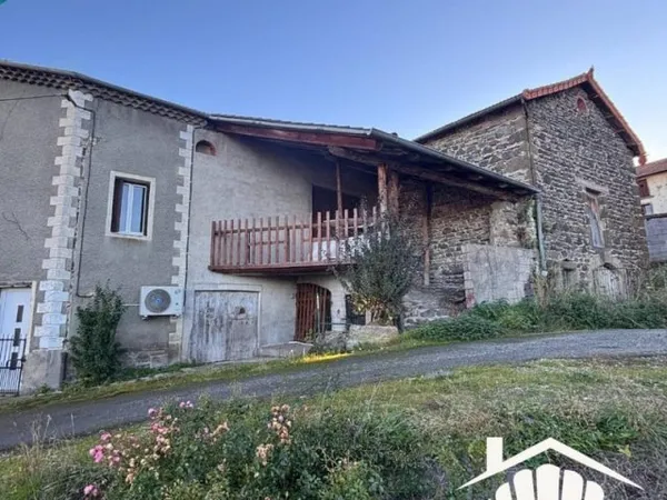 Petite maison de bourg avec écurie & grange  à finir de rénover