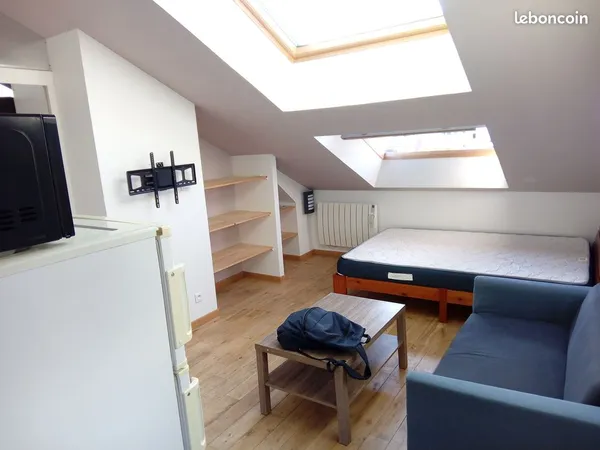 Studio 24 m² au sol centre face à salle des fêtes