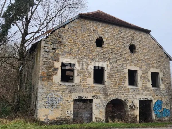 Terrain avec bâtiment ancien