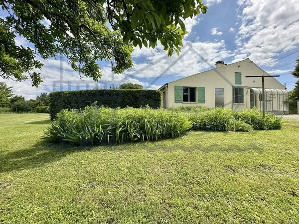 Maison individuelle de plain pied avec terrain et dépendances