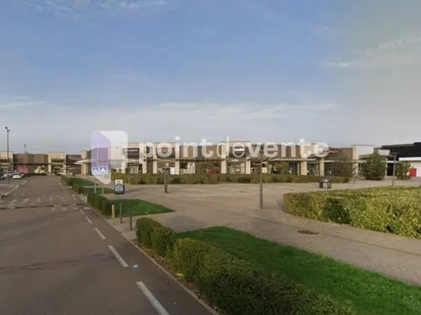 Local commercial 740 m²