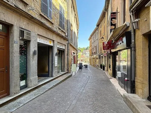 Au sein d'un petit immeuble de centre ville, très ...