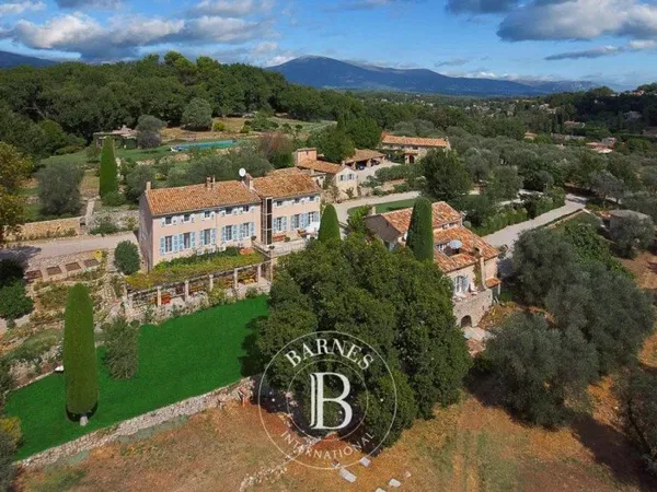 Valbonne - Unique propriété à pied du village - Monastère du XVIIème - 10 hectares