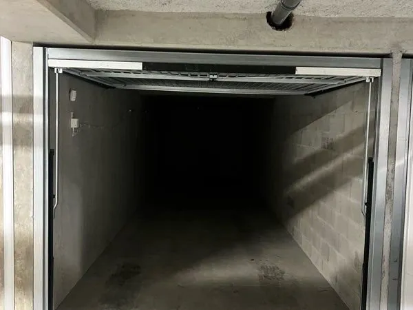 A louer garage box double fermé pour 2 voitures