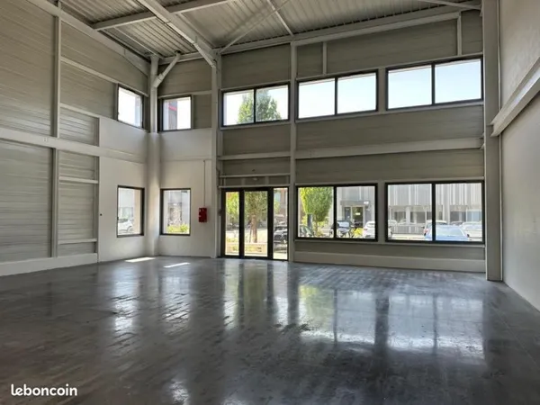 Local d'activité 867 m²