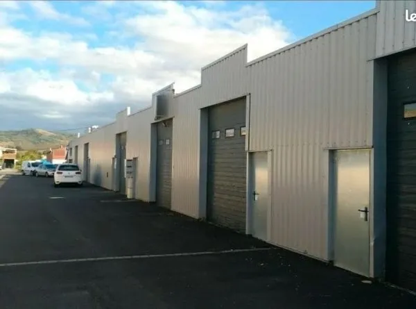 Hangar dépôt local garage