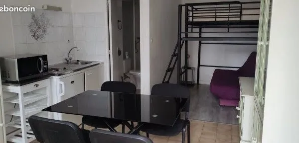Loue studio rénové vide ou meubles prêtés proche leclerc