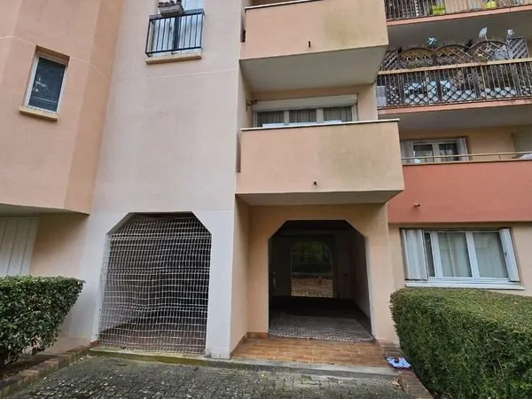 À LOUER - Local / Appartement 50 m² - Usage professionnel et/ou habitation - RDC - Zone UM