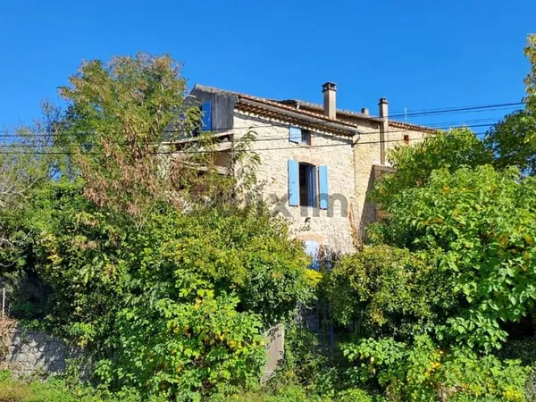 Maison en pierre avec jardin