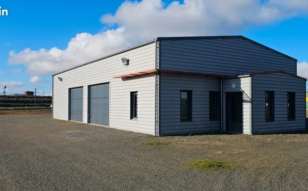 À LOUER - Bâtiment industriel 250 m² + mezzanine - Terrain clos 4000 m² - Thouars