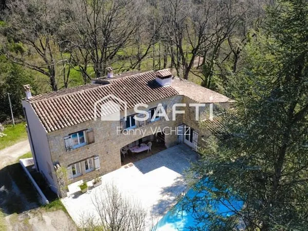 Propriété avec deux habitations, piscine et cadre naturel à Fayence