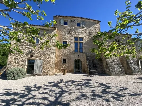 Bastide en pierres du XVIe siècle avec activités oenotouristi