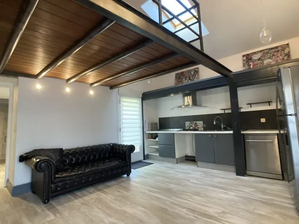 Sainte-Eulalie : maison de village avec terrasse à louer
