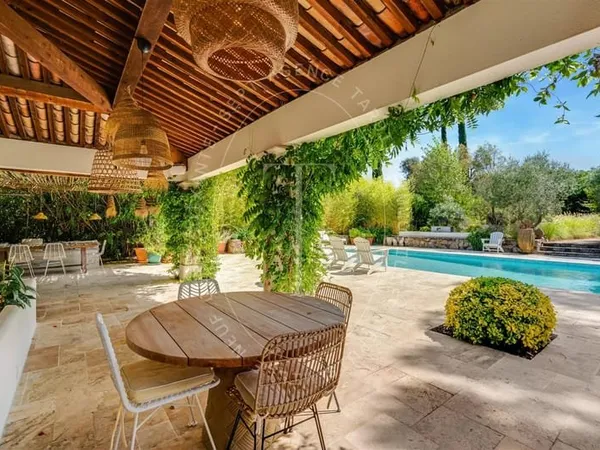 Gassin : Villa authentique, confort moderne.