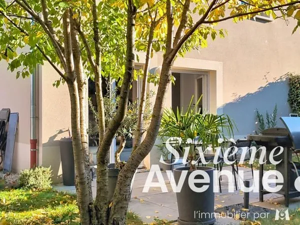 Duplex au charme unique, comme une petite maison au coeur de Chassieu
