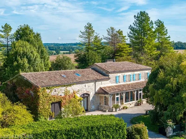Fabuleuse ferme avec deux maisons d'hôtes, chacune avec sa propre piscine
