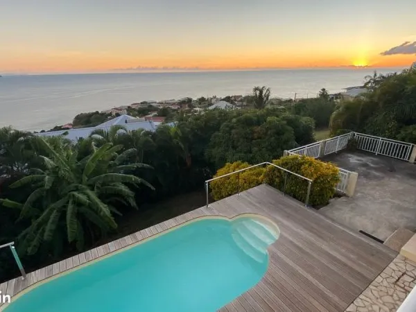 Villa T5+T2 située au quartier La Colline, Schoelcher, avec vue mer exceptionnelle
