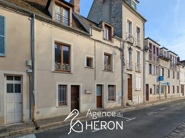 CHARMANTE MAISON DE VILLE AVEC TERRASSE CENTRE NEMOURS - POS