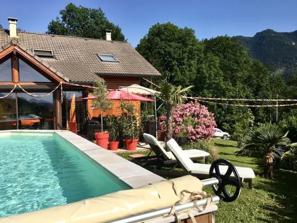 Chalet avec piscine et une vue panoramique sur les montagnes