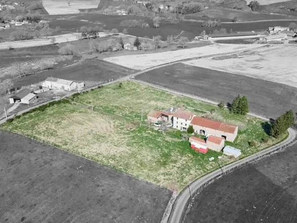 EXCLUSIVITÉ - FERME EN PIERRES À MANGLIEU (63) + 1,5 HA DE TERRAIN