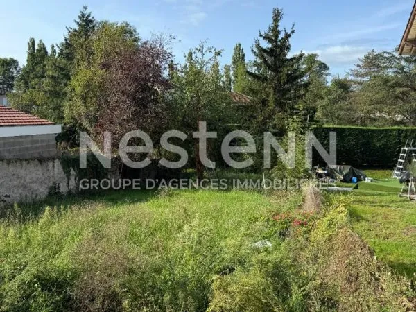 A Feurs, proche du centre, parcelle de terrain de 321 m2, dont 271 m2 de surface constructible