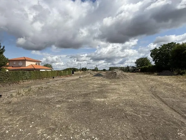Terrain 703m² à Reignat