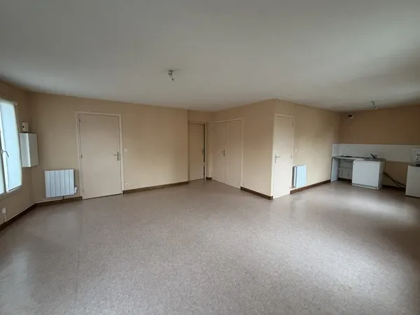 À LOUER APPARTEMENT 54,78 M2 EN CENTRE-VILLE DE BRÛLON