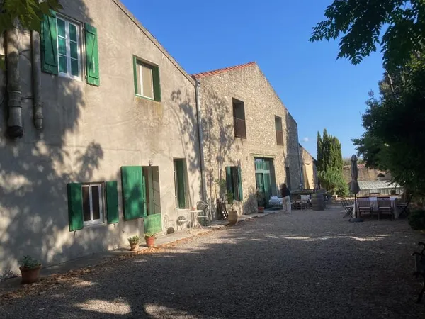 Ouveillan : mas en pierre de caractère en vente
