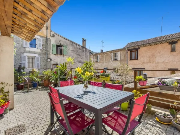 VILLENEUVE-LOUBET : Charmante maison de village rénovée avec grande terrasse