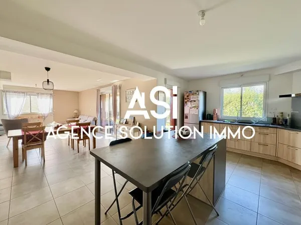 Maison Saint-pierre-la-cour 193m² 8 pièce(s) sur terrain clos de 627m².