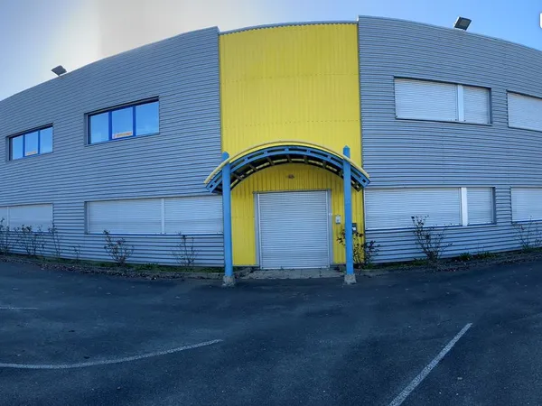 Superbe entrepot de 1000 m2 avec grand espace de stockage nombreux bureaux cuisine et sanitaires ave