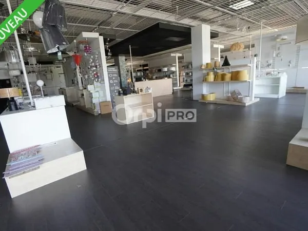 Local commercial 610 m²