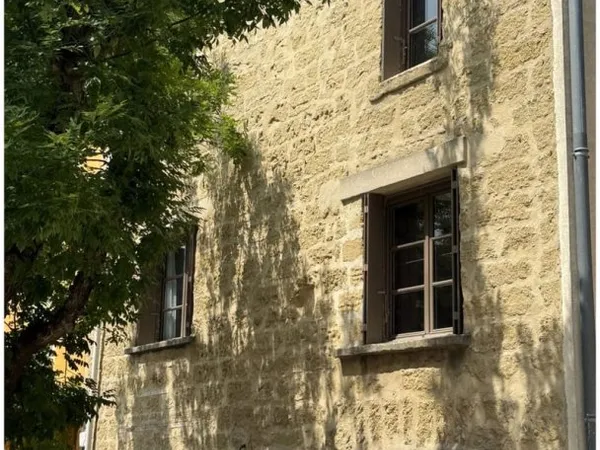 Maison de village en pierre avec garage et 2 terrasses !
