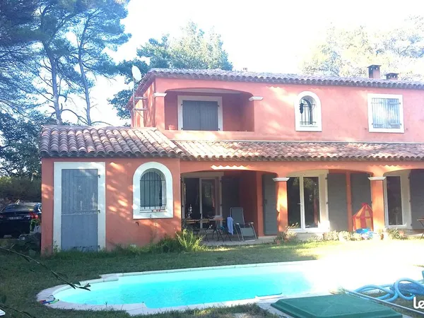 Location venelles 13770