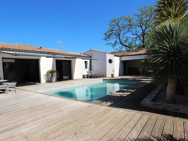 Maison contemporaine avec piscine
