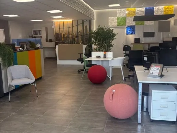 Local activité 450 m2 avec showroom 120 m² + entrepôt 330 m² - Quai - Axe passant - Valence Sud - Di