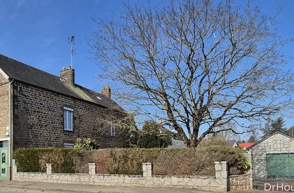 Centre ville de GORRON, maison en pierres, 3 chambres, garage, terrain de 500 m2 env