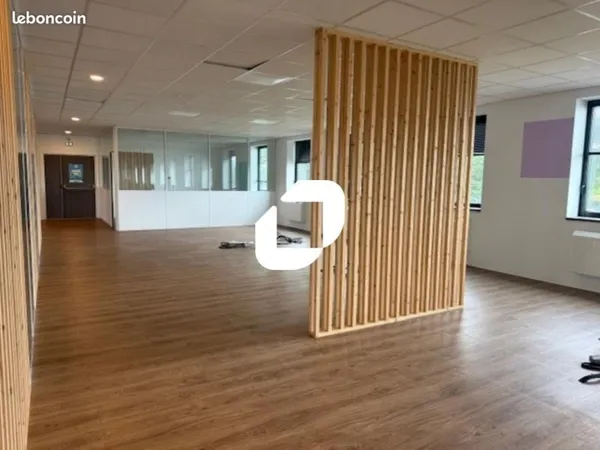 Bureau 677 m²