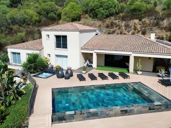 Villa 5 pièces 270 m²
