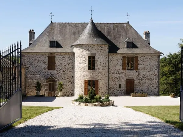 Château historique avec chalet et installations équestres