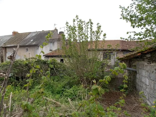Ancien magasin avec appartement