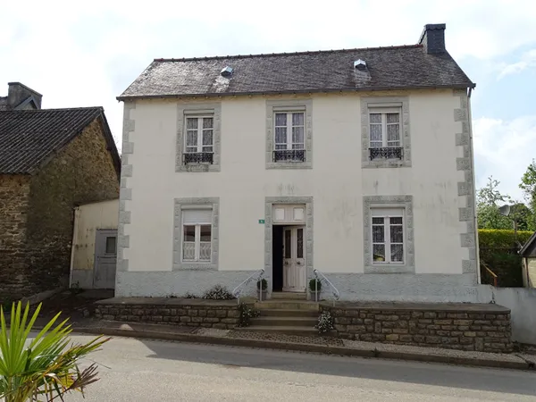 FINISTERE. Grande maison de 4 chambres à vendre, située dans un village, à Collorec